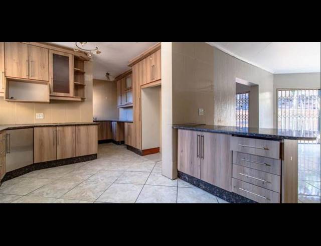 4 BEDROOM HOUSE FOR SALE IN BASSONIA